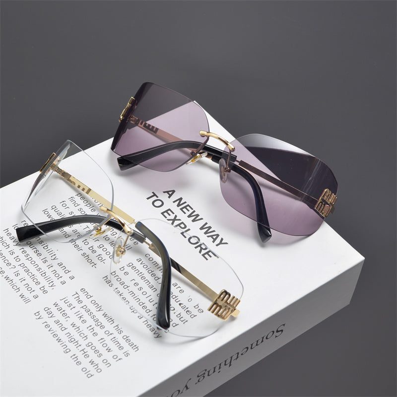 Gafas de sol tipo escudo sin montura en tono dorado