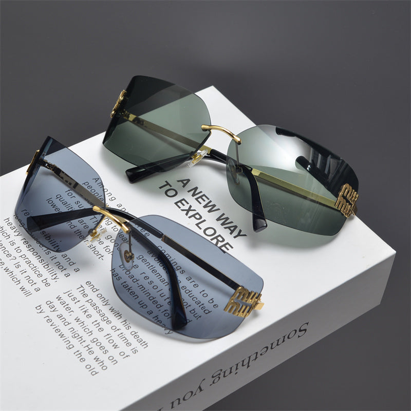 Gafas de sol tipo escudo sin montura en tono dorado