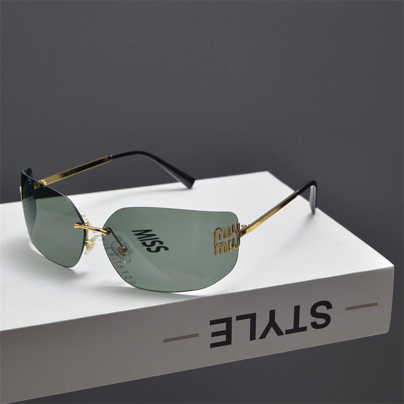 Gafas de sol tipo escudo sin montura en tono dorado