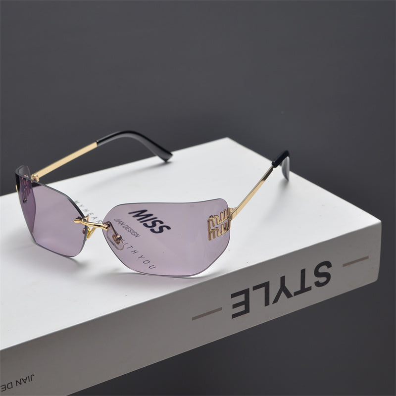 Gafas de sol tipo escudo sin montura en tono dorado