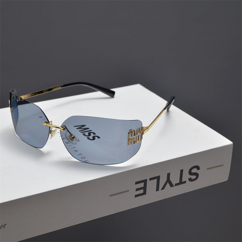 Gafas de sol tipo escudo sin montura en tono dorado