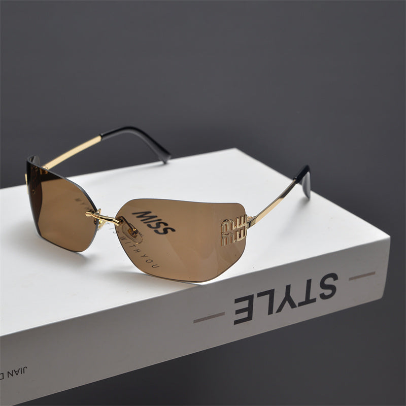 Gafas de sol tipo escudo sin montura en tono dorado