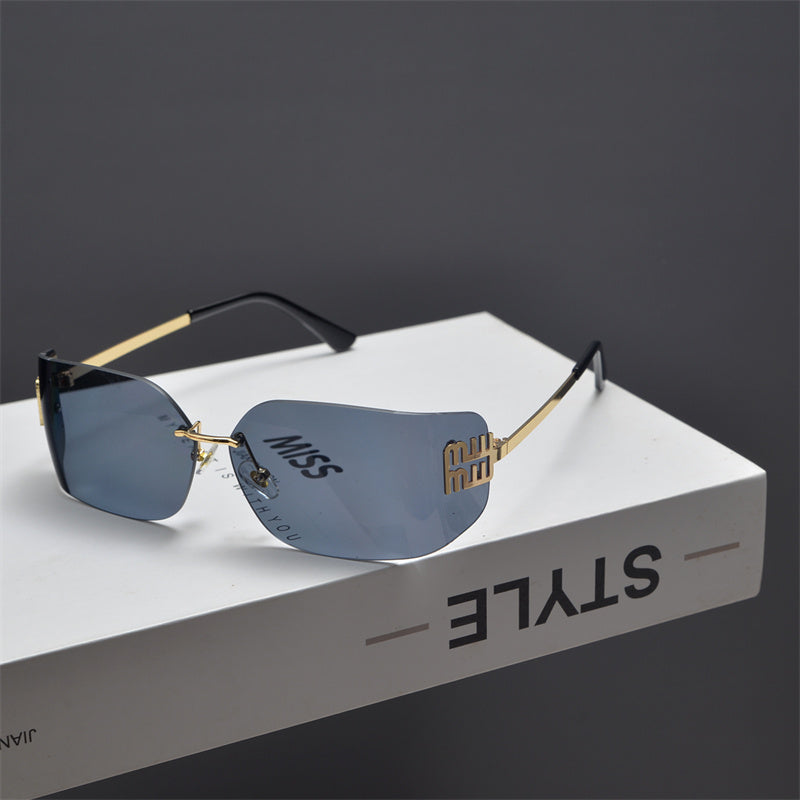 Gafas de sol tipo escudo sin montura en tono dorado