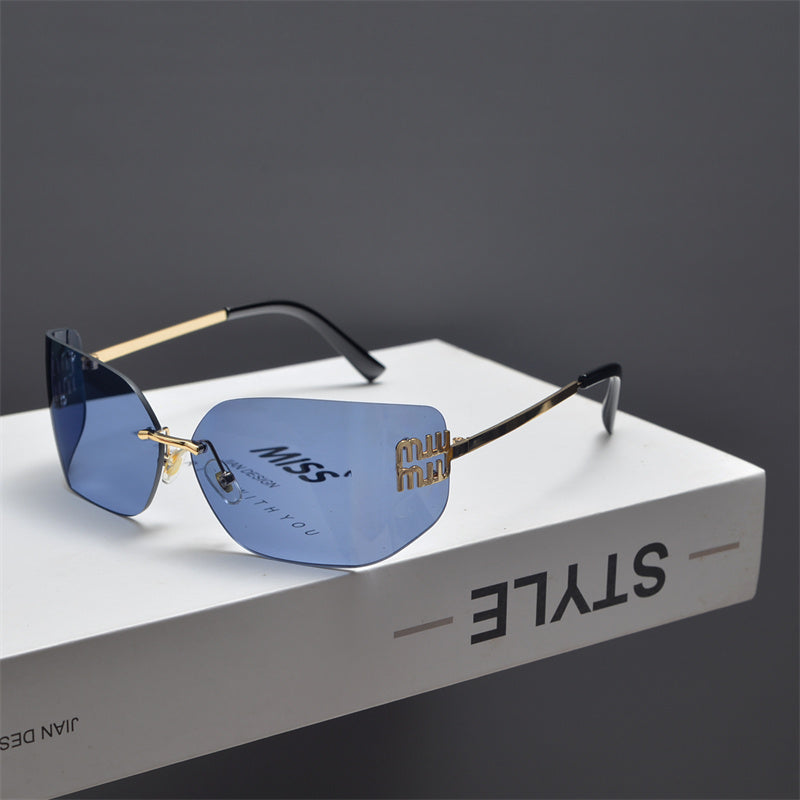 Gafas de sol tipo escudo sin montura en tono dorado