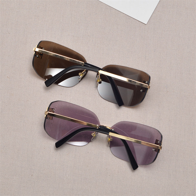 Gafas de sol tipo escudo sin montura en tono dorado