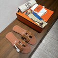 Sandalias planas de cuero