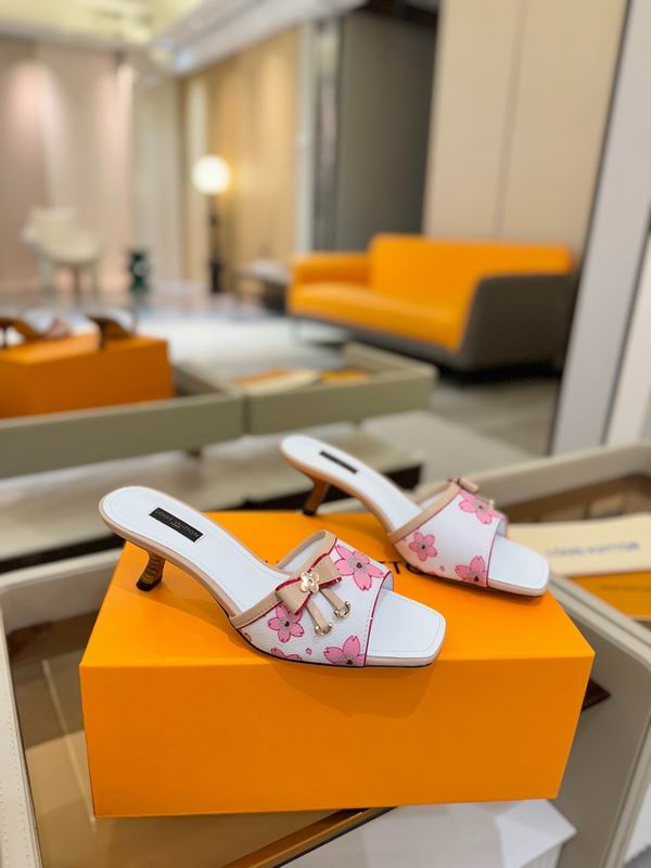 Zapatos de tacón bajo blancos