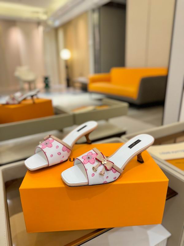 Zapatos de tacón bajo blancos