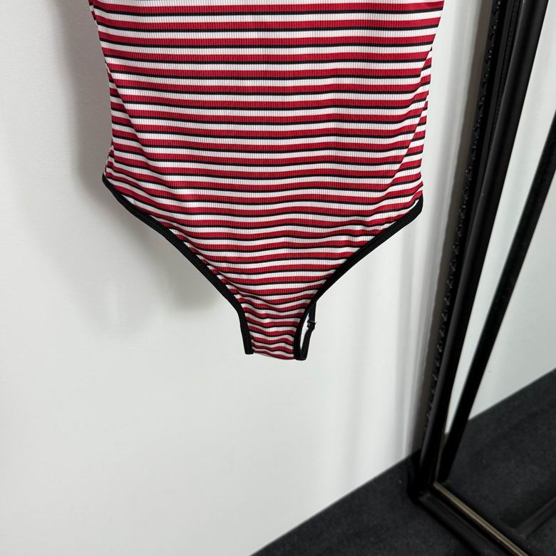 Traje de baño a rayas