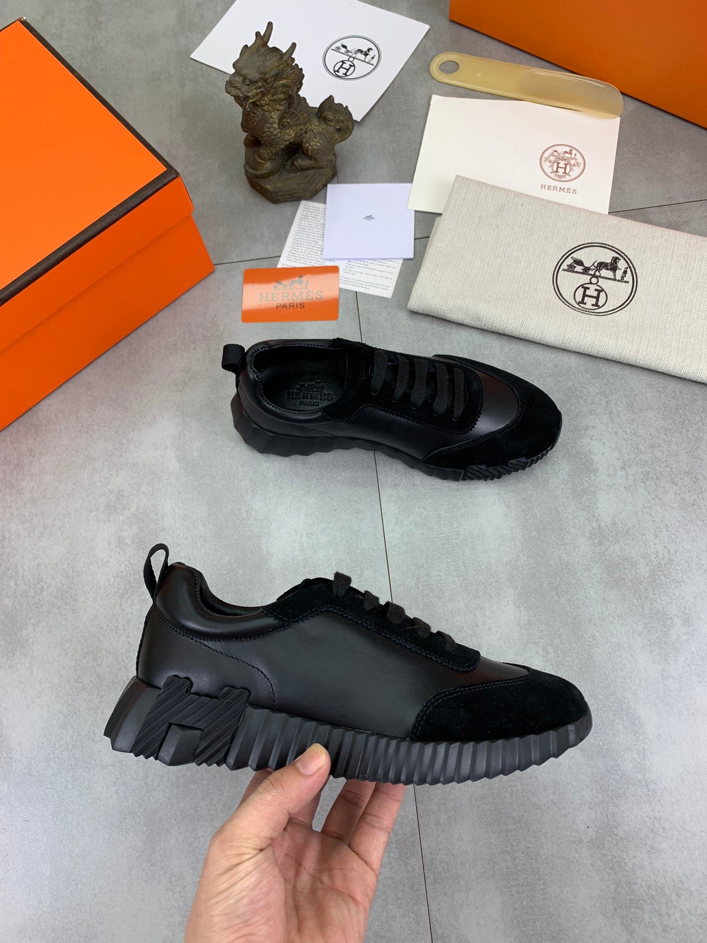 H Zapatillas de cuero a rayas