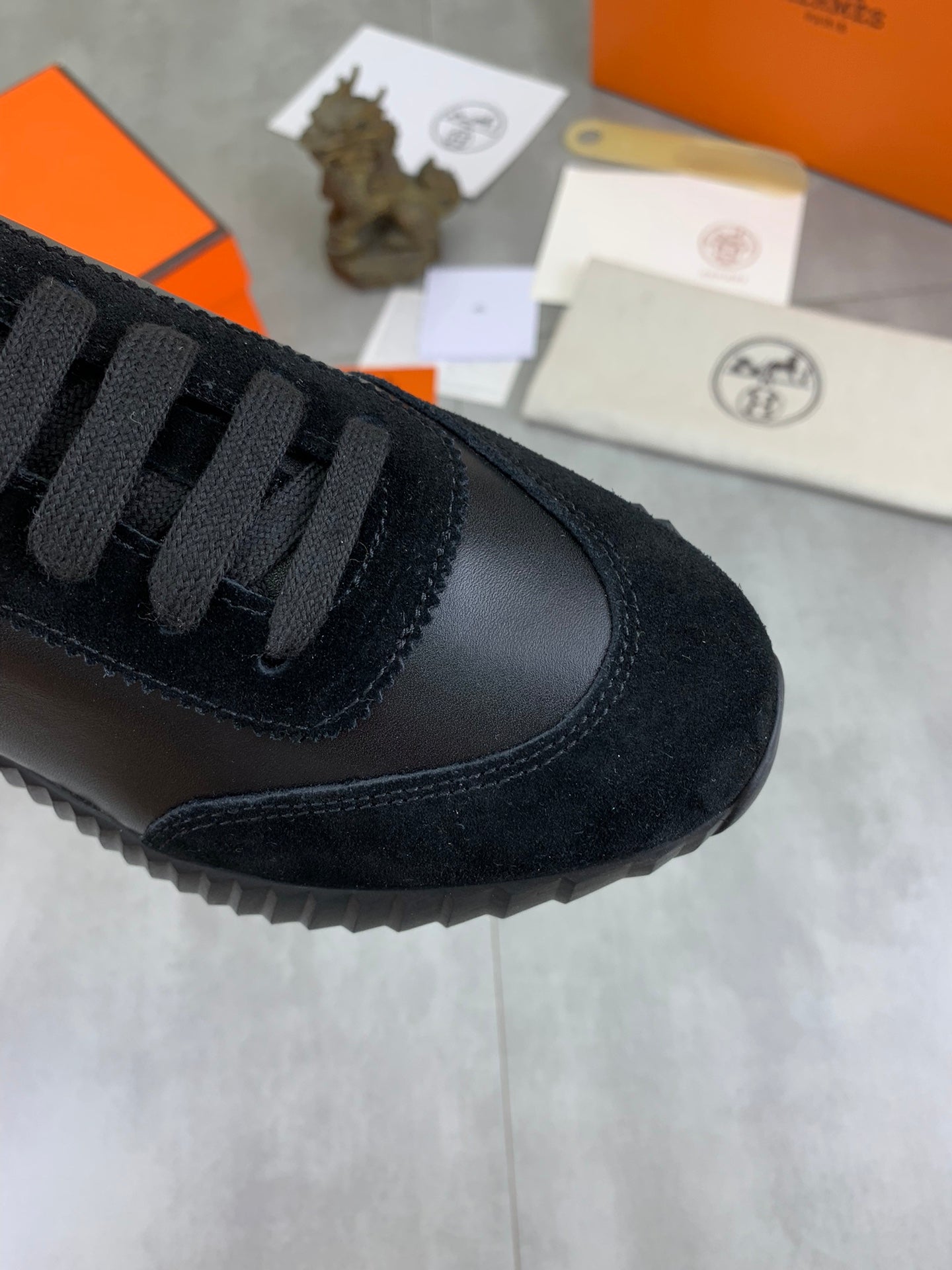 H Zapatillas de cuero a rayas