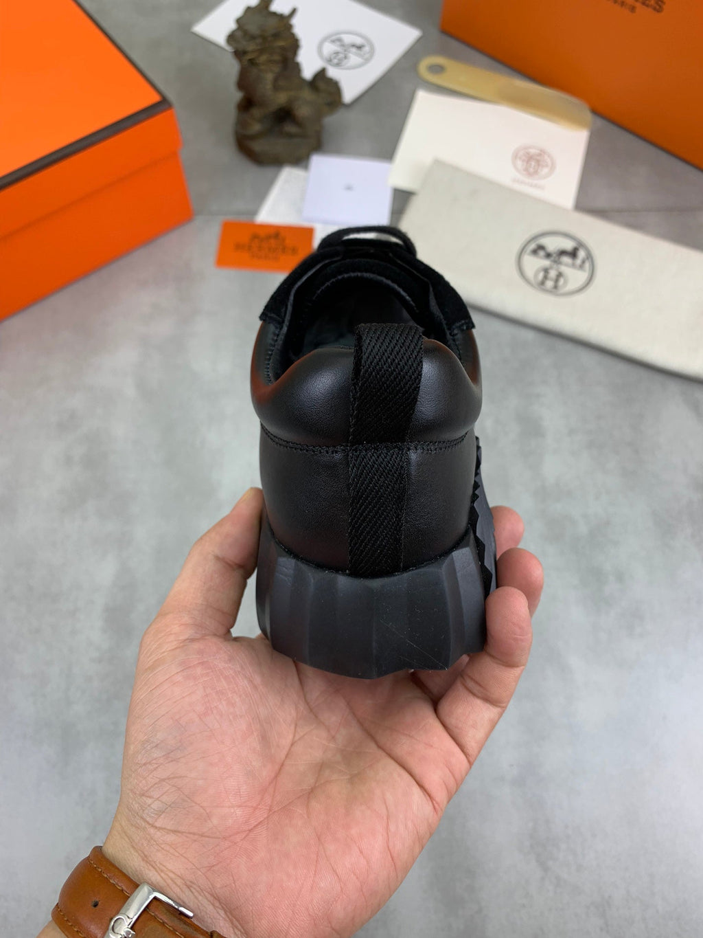 H Zapatillas de cuero a rayas