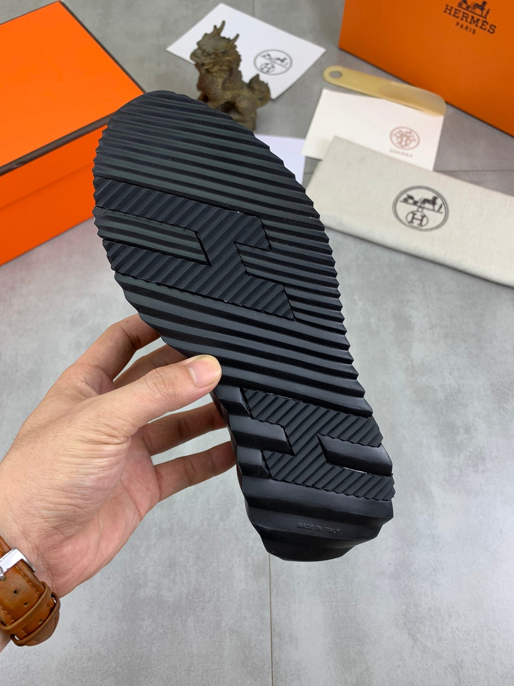 H Zapatillas de cuero a rayas