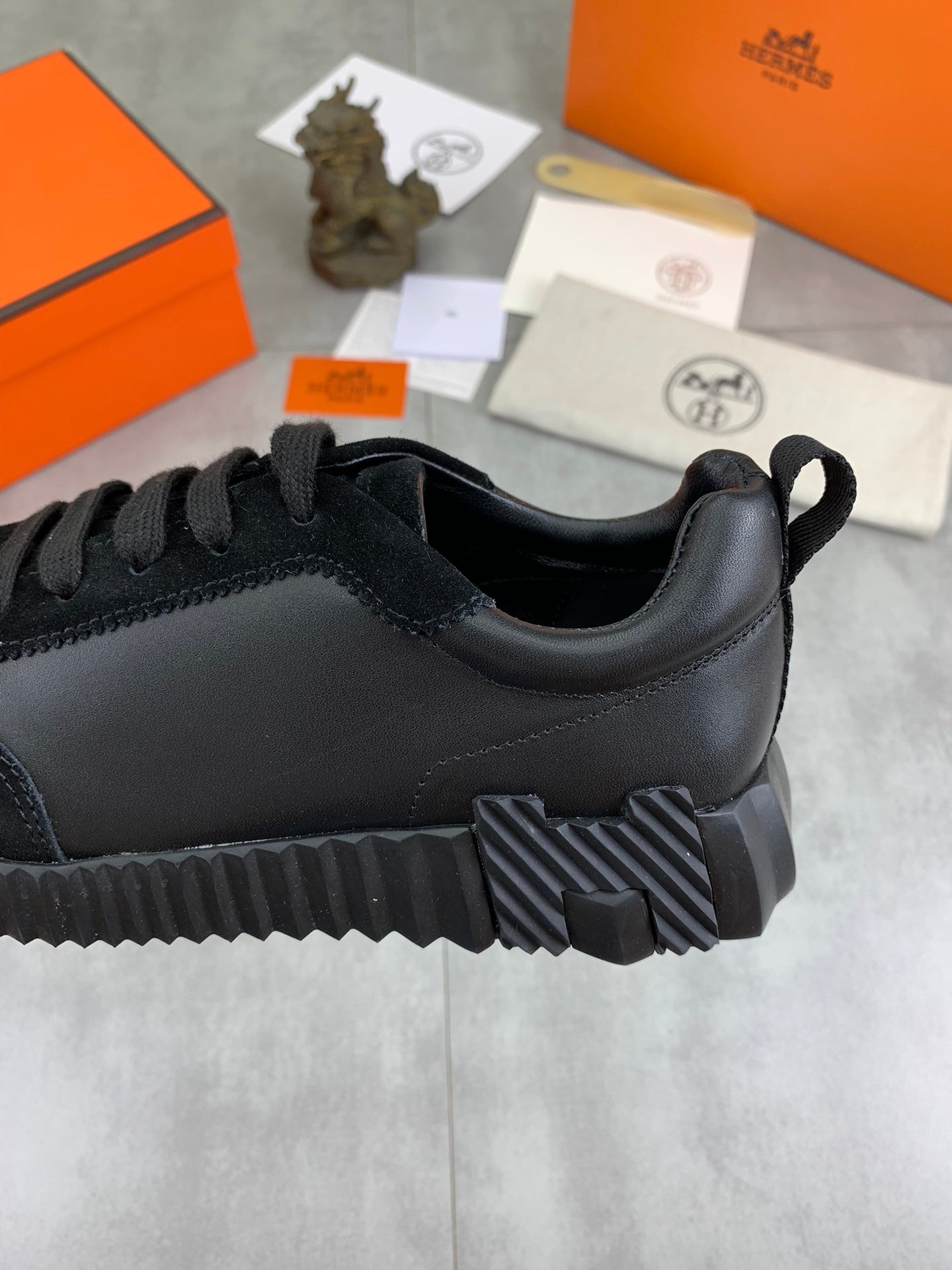 H Zapatillas de cuero a rayas